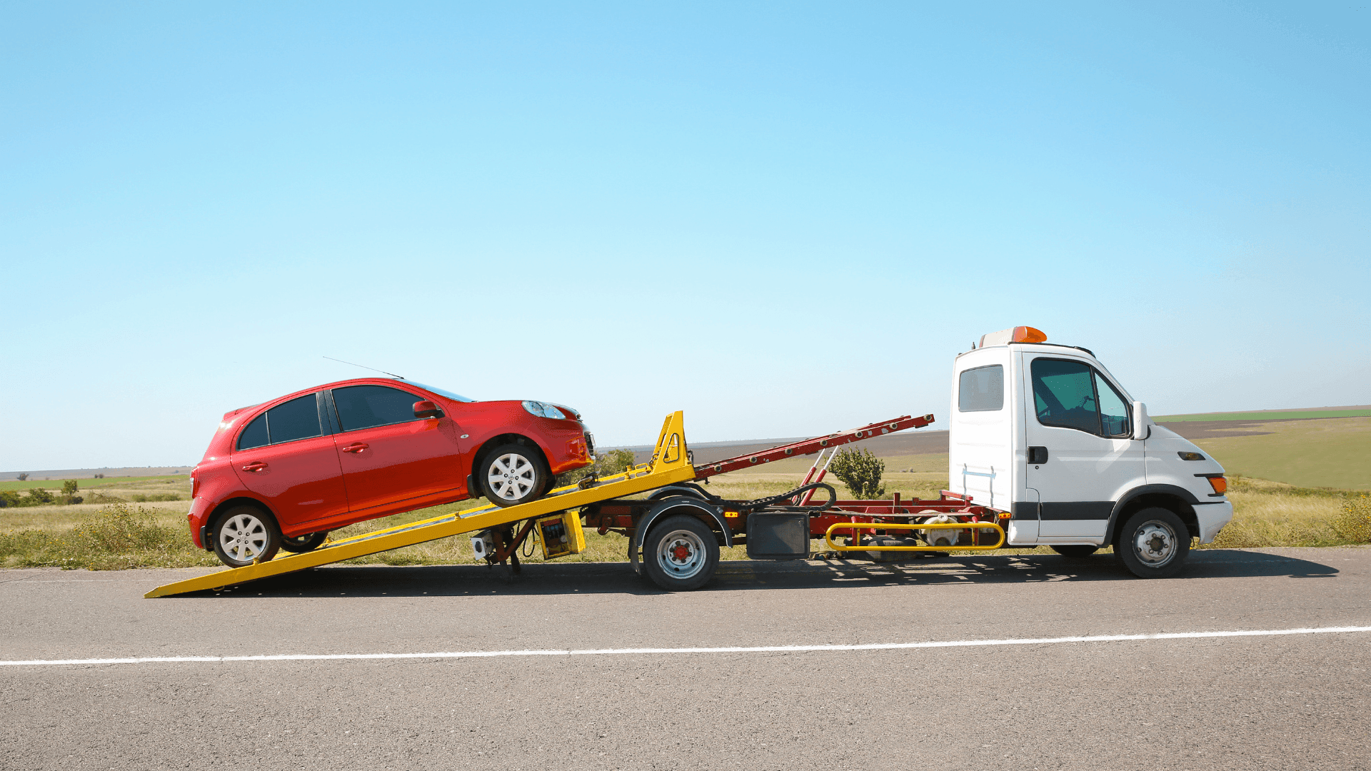 Bueno Villaseñor Asesores en Rosarito, BC, ofrece un Seguro de Auto Binacional para placas de California, con amplia cobertura en México y Estados Unidos respaldado por Qualitas Insurance y aceptado por el DMV. Viaja con tranquilidad.grua-asistencia-vial